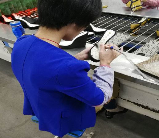 一哥水性環(huán)保膠水操作