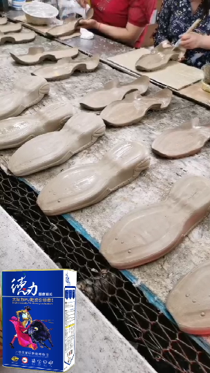 制鞋廠粘接鞋子是使用哪種膠水呢德力鞋膠視頻